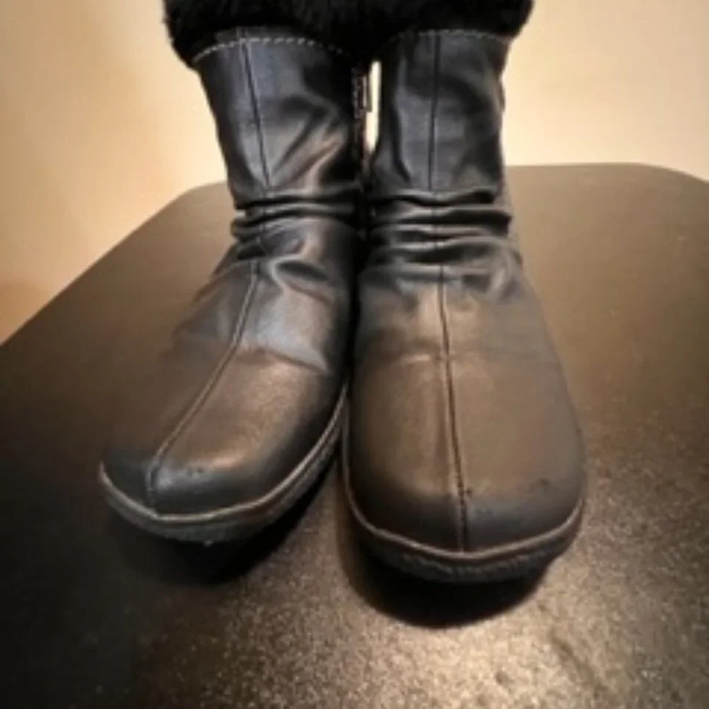 Yuu size 7.5 fur lined black ankle boots